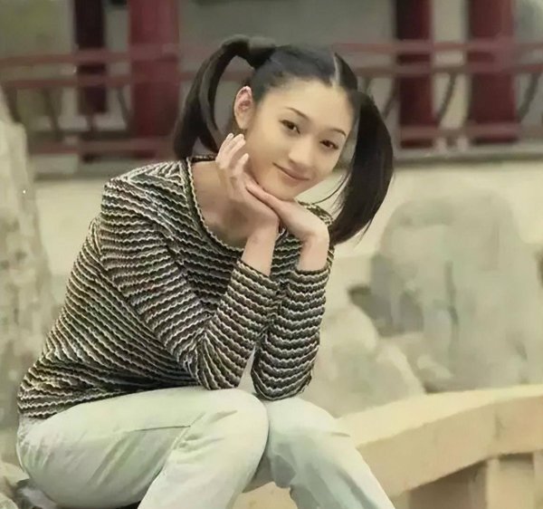 配资查询官网 李小冉14岁旧照疯传！颜值精致似洋娃娃，如今状态引唏嘘